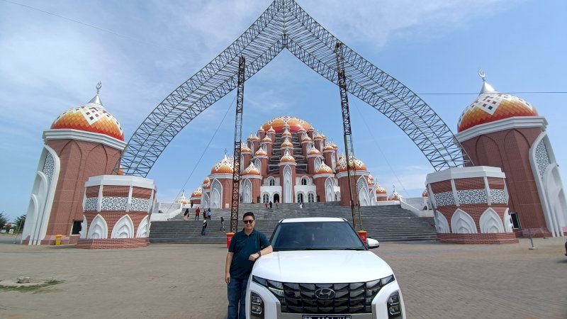 Wisata Religi ke Salah Satu Icon Kota Makassar "Masjid 99 Kuba" Diantar Hyundai Creta
