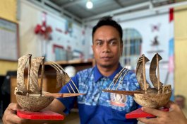 Warga Binaan Rutan Selayar Ubah Batok Kelapa jadi Miniatur Perahu Phinisi
