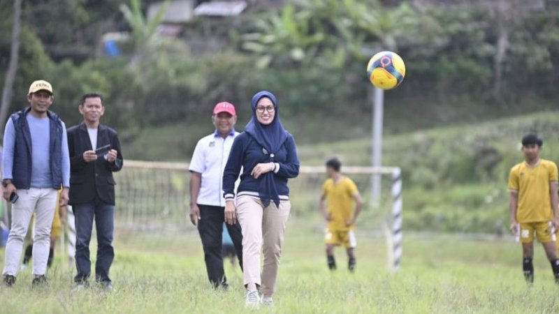 Bupati Luwu Utara, Indah Putri Indriani, tendang bola perdana tanda dimulainya turnamen sepak bola Rongkong Cup I, Ahad (21/5/2023).