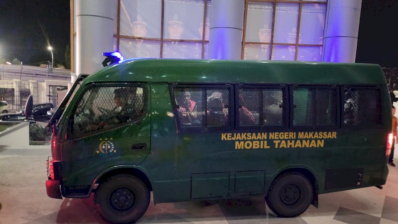 Para tersangka saat dibawa dari Kantor Kejati Sulsel ke Rutan Makassar dan Lapas Makassar pada Senin 22 Mei 2023, malam. (Dok Rakyatku)