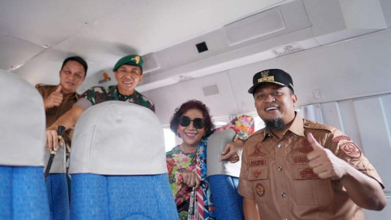 Presiden Direktur PT ASI Pudjiastuti Aviation (SUSI Air), Susi Pudjiastuti (kedua kanan), bersama Gubernur Sulawesi Selatan (Sulsel), Andi Sudirman Sulaiman (kanan), 