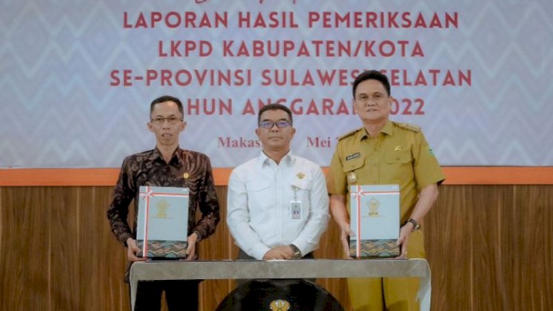 Bupati Barru, Suardi Sale (kanan), saat menerima LHP LKPD tahun anggaran 2022 di Kantor BPK RI Perwakilan Sulsel, Kota Makassar, Senin (22/5/2023).