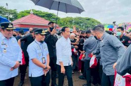 Gubernur Sulsel Bersama Chaidir Syam Dampingi Presiden Jokowi Tinjau Pasar Tramo Salewangan Maros