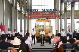 Disaksikan Chaidir Syam, Presiden Jokowi Resmikan Kereta Api Lintas Maros-Barru