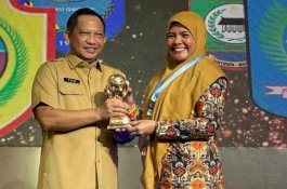 Diserahkan Mendagri Tito, Wabup Maros Suhartina Bohari Terima UHC Award