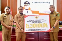 Pemprov Sulsel Serahkan Bantuan Keuangan Rp2 Miliar untuk Tanggap Darurat Banjir di Luwu