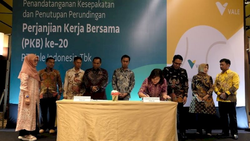 Penandatanganan perjanjian kerja bersama (PKB) ke-20 antara PT Vale Indonesia dengan serikat pekerja di Hotel The Rinra, Kota Makassar, Sulawesi Selatan (Sulsel), Senin (22/5/2023). (Foto: PT Vale Indonesia)