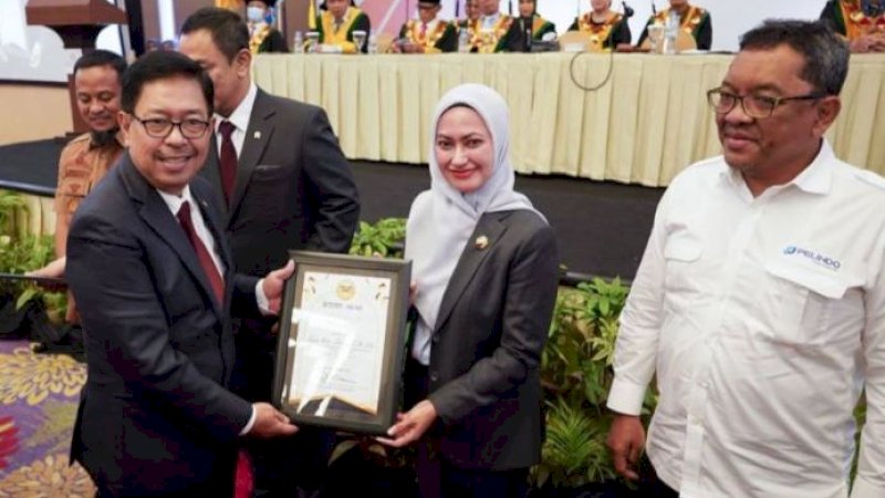 Bupati Luwu Utara, Indah Putri Indriani (tengah), menerima Bata Ilyas Award dari Sekolah Tinggi Ilmu Ekonomi (STIE) Amkop Makassar.