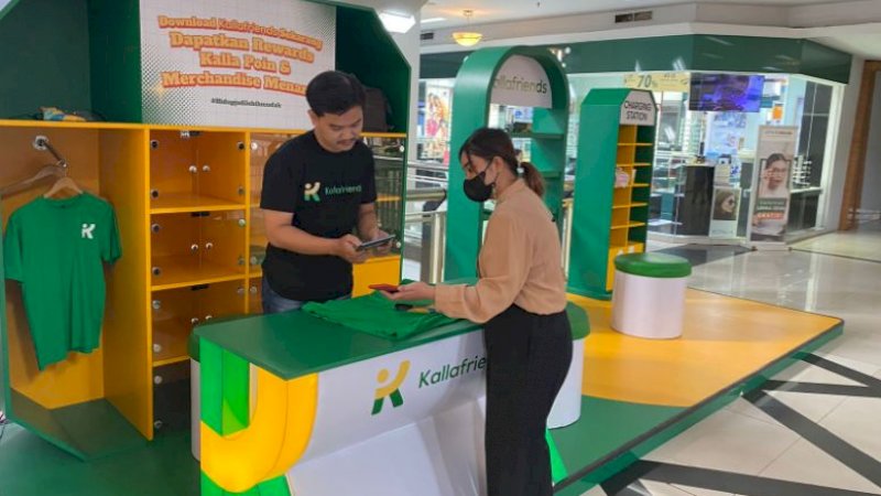 Pengguna dapat menukarkan poin yang dimiliki dengan berbagai merchandise menarik yang tersedia di booth Kallafriends, lantai dua Mal Ratu Indah (MaRI).