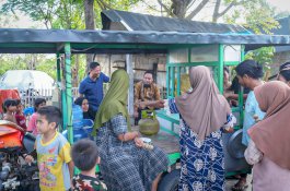 Momen Gubernur Andi Sudirman Singgah Makan Bakso Pinggir Jalan