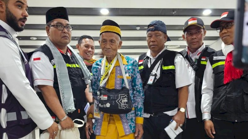 Harun bin Senar (119 tahun), jemaah haji tertua Indonesia, didampingi para petugas haji. (Foto: Kemenag)