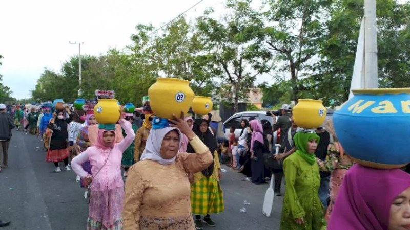 Para peserta karnaval budaya rangkaian Festival Budaya To Berru (FBTB).