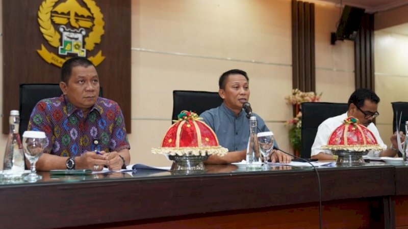 Pj Sekda Sulsel, Andi Darmawan Bintang (tengah), saat memimpin rapat persiapan Hari Jadi Sulsel di Ruang Pola Kantor Gubernur Sulsel, Jumat (26/5/2023).