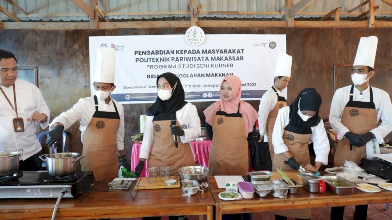 Poltekpar Makassar Gelar PKM di Desa Rumbia, Manfaatkan Tumbuhan Sekitar Untuk Diolah
