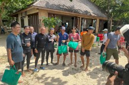 Aktivis 98 Makassar Peringati 25 Tahun Reformasi dengan Baksos di Pulau Sangkarrang