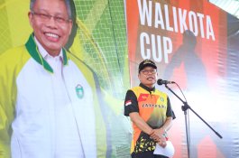 Taufan Pawe Tutup Turnamen Tenis Lapangan Beregu Wali Kota Cup