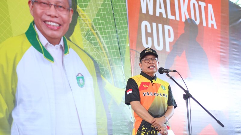 Taufan Pawe Tutup Turnamen Tenis Lapangan Beregu Wali Kota Cup