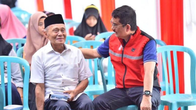 Anggota Komisi VII DPR RI, Andi Ridwan Wittiri atau ARW (kanan), berinteraksi dengan salah seorang warga sosialisasi Empat Pilar Kebangsaan di Kelurahan Batua, Kecamatan Manggala, Kota Makassar, Ahad (28/5/2023).