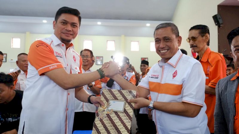 Ketua Orari Daerah Sulawesi Selatan, Adnan Purichta Ichsan saat mengukuhkan Amran Mahmud sebagai Ketua Orari Lokal (Orlok) Wajo.