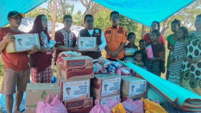 Penyerahan bantuan untuk korban kebakaran di Jalan Galangan Kapal, Kelurahan Kaluku Bodoa, Kecamatan Tallo, Kota Makassar, Ahad (28/5/2023).