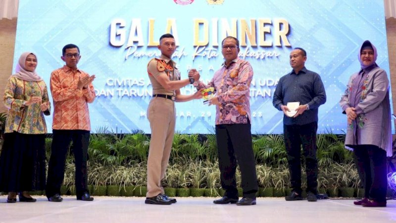 Wali Kota Makassar, Mohammad Ramdhan Pomanto (ketiga kanan), saat menjamu Wakil Gubernur AAU, Marsma TNI Hendro Arief, bersama seluruh rombongan Taruna AAU di kediaman pribadinya, Jalan Amirullah, Senin (29/5/2023) malam.