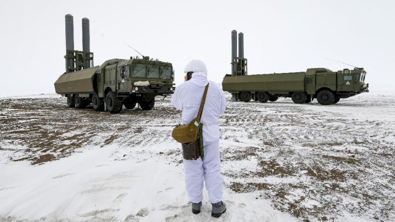 Ilustrasi pangkalan militer Rusia / Seorang tentara korps artileri Rusia mengawal perangkat peluncur rudal Bastion di kawasan Kutub Utara. (AP Photo/Alexander Zemlianichenko)