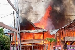 Kebakaran Hanguskan 5 Rumah dan 2 Motor di Desa Botto, Kabupaten Wajo