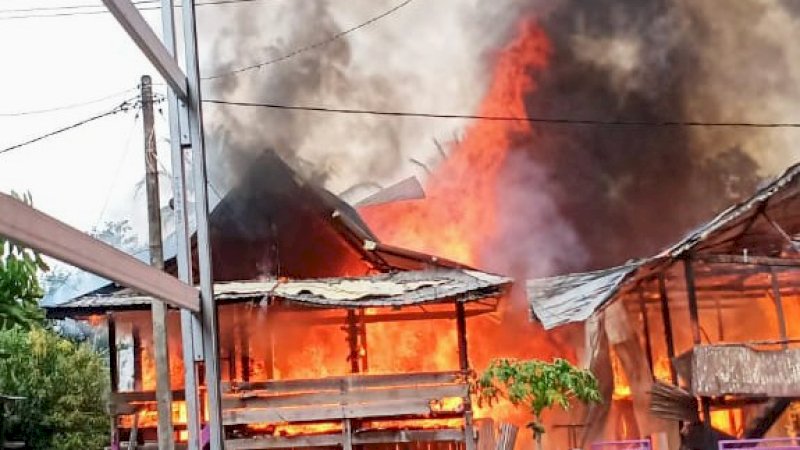 Kebakaran Hanguskan 5 Rumah dan 2 Motor di Desa Botto, Kabupaten Wajo