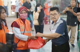 Wali Kota Palopo Bagikan 1.082 Paket Sembako ke Petugas Kebersihan