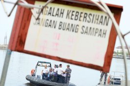 Danny Pomanto Sisir Laut di Depan Pantai Losari