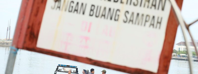 Danny Pomanto Sisir Laut di Depan Pantai Losari 