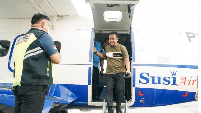 Gubernur Sulawesi Selatan (Sulsel), Andi Sudirman Sulaiman, turun dari pesawat saat tiba di Bandara Arung Palakka, Kabupaten Bone, Rabu (31/5/2023).