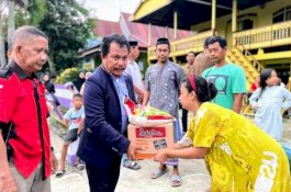 Ketua Komisi II DPRD Wajo Kunjungi Korban Kebakaran Tosewo, Serahkan Bantuan Kemanusiaan