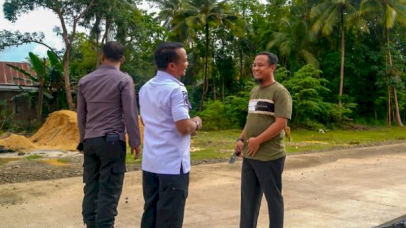Gubernur Sulawesi Selatan (Sulsel), Andi Sudirman Sulaiman (kanan), saat meninjau pembangunan ruas jalan akses Bandara Arung Palakka, Kecamatan Awangpone, Kabupaten Bone, Rabu (31/5/2023).