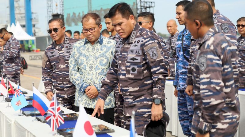 Wali Kota Makassar, Mohammad Ramdhan Pomanto, bersama Kepala Staf Angkatan Laut (KSAL), Laksamana TNI Muhammad Ali, di Pelabuhan Soekarno-Hatta, Jumat (2/6/2023).