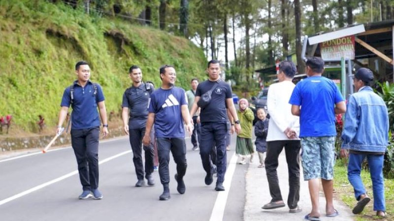 Gubernur Sulawesi Selatan (Sulsel), Andi Sudirman Sulaiman, jalan pagi menyusuri jalan di Malino, Kabupaten Gowa, Sabtu (3/6/2023).