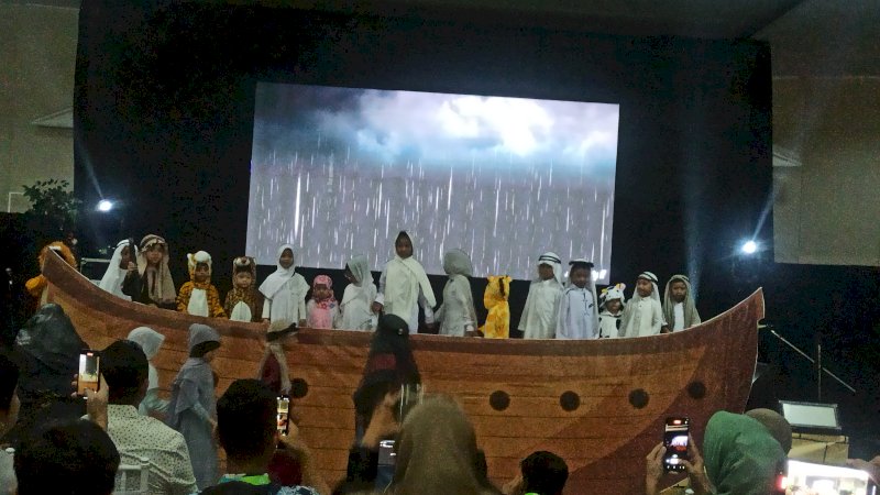 Dengan penuh semangat, para siswa Al Madinah Islamic School Makassar memerankan tokoh-tokoh dalam kisah Nabi Nuh, anggota keluarganya, dan hewan-hewan yang diselamatkan. (Foto: Usman Pala/Rakyatku.com)