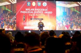 Kakanwil Kemenkumham Sulsel Hadiri Malam Anugerah Paralegal Justice Award