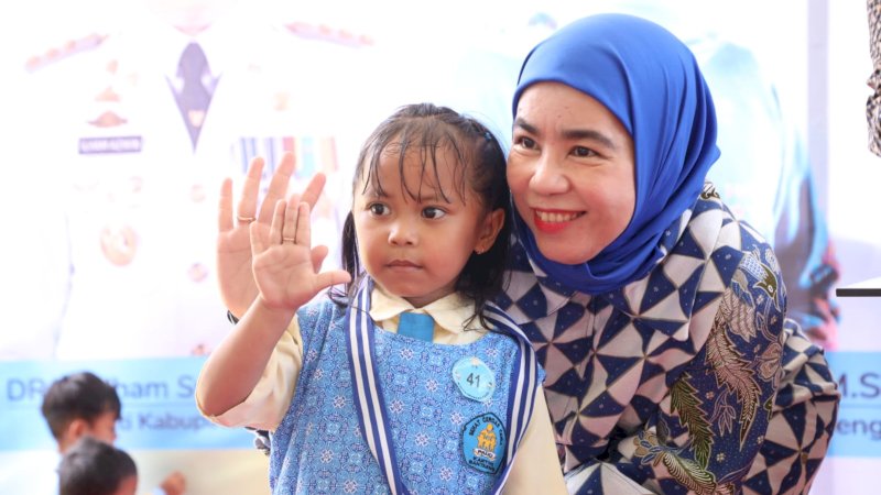 Bunda PAUD Bantaeng, Sri Dewi Yanti menghadiri Wisuda Imunisasi di Tribun Pantai Seruni, Kecamatan Bantaeng.