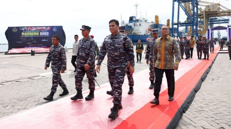Kepala Staf Angkatan Laut (KSAL), Laksamana TNI Muhammad Ali, bersama Wali Kota Makassar, Mohammad Ramdhan Pomanto, di Dermaga Pelabuhan Soekarno Hatta, Ahad (4/6/2023).