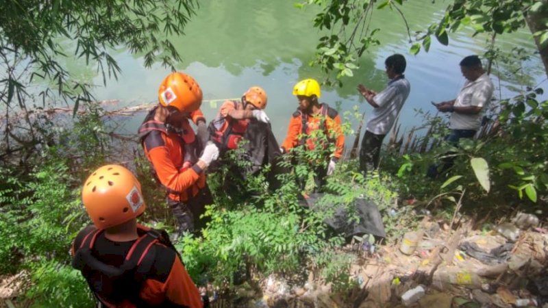 Proses evakuasi mayat bayi yang ditemukan di Sungai Pangkajene,
Kampung Bonto Kammisi, Kelurahan Pabbudukang, Kecamatan Pangkajene, Kabupaten Pangkep, Sulawesi Selatan, Senin (5/6/2023).