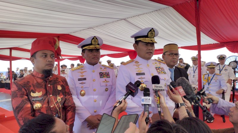 Panglima TNI, Laksamana TNI Yudo Margono, Kepala Staf Angkatan Laut (Kasal) Laksamana TNI Muhammad Ali, Gubernur Sulsel Andi Sudirman Sulaiman dan Wali Kota Makassar Moh Ramdhan Pomanto saat berada di atas Kapal KRI Bung Karno 369. (Dok Rakyatku)