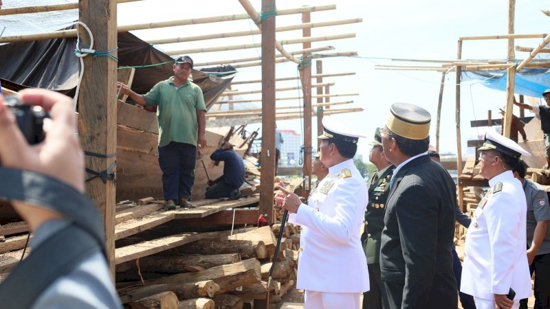 Panglima TNI Terkesima Melihat Pembangunan Kapal Pinisi 