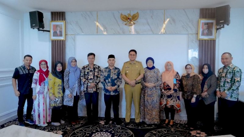 Jajaran Pemerintah Kabupaten (Pemkab) Barru menjamu kunjungan Pemkab Kutai Kartanegara di di ruang kerja Bupati Barru, Kabupaten Barru, Sulawesi Selatan, Senin (6/6/2023).