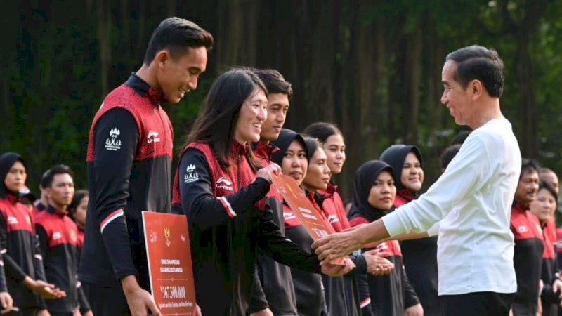 Presiden Joko Widodo (Jokowi) menyerahkan bonus apresiasi secara simbolis kepada perwakilan atlet dan pelatih peraih medali di halaman Istana Merdeka, Jakarta, Senin (5/6/2023). (Foto: BPMI Setpres/Muchlis Jr)