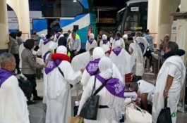 Jemaah Haji Kloter Perdana Gelombang Kedua Embarkasi Makassar Berangkat Pakai Ihram