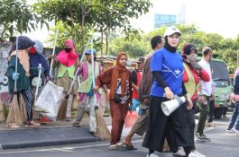 Berjalan Kaki Tiga Kilometer, Wawali Makassar Pantau Aksi Jumat Bersih dan Tanam Pohon