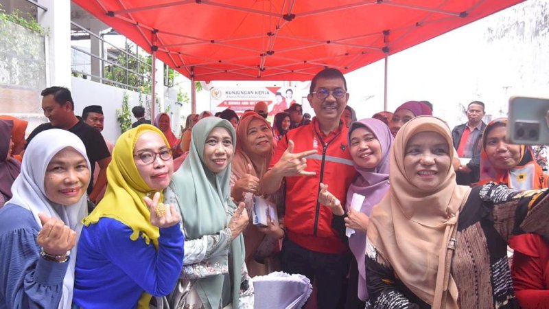 Anggota Komisi VII DPR RI, Andi Ridwan Wittiri (ARW), berswafoto bersama warga di Kecamatan Tamalanrea, Kota Makassar, Sulsel, Sabtu (10/9/2023). 