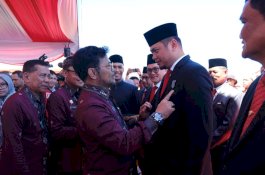 Bupati Gowa Persembahkan Tanda Kehormatan Satyalancana Wira Karya untuk Petani