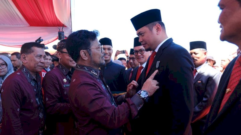 Adnan saat menerima penghargaan yang disematkan oleh Menteri Pertanian RI Syahrul Yasin Limpo, di Pembukaan Pekan Nasional (PENAS) Petani Nelayan Indonesia Ke-XVI di Lapangan Udara (Lanud) Sutan Sjahrir, Padang, Provinsi Sumatera Barat, Sabtu (10/6). 